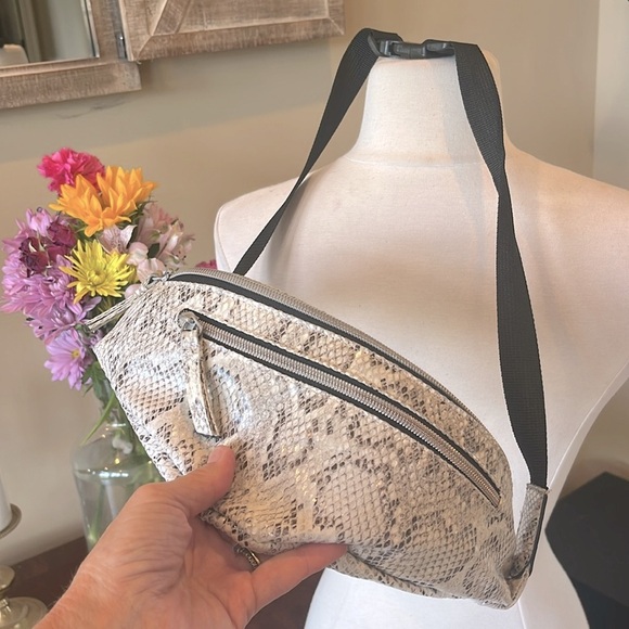 Snakeskin Print Crossbody Bag - Picture 7 of 13